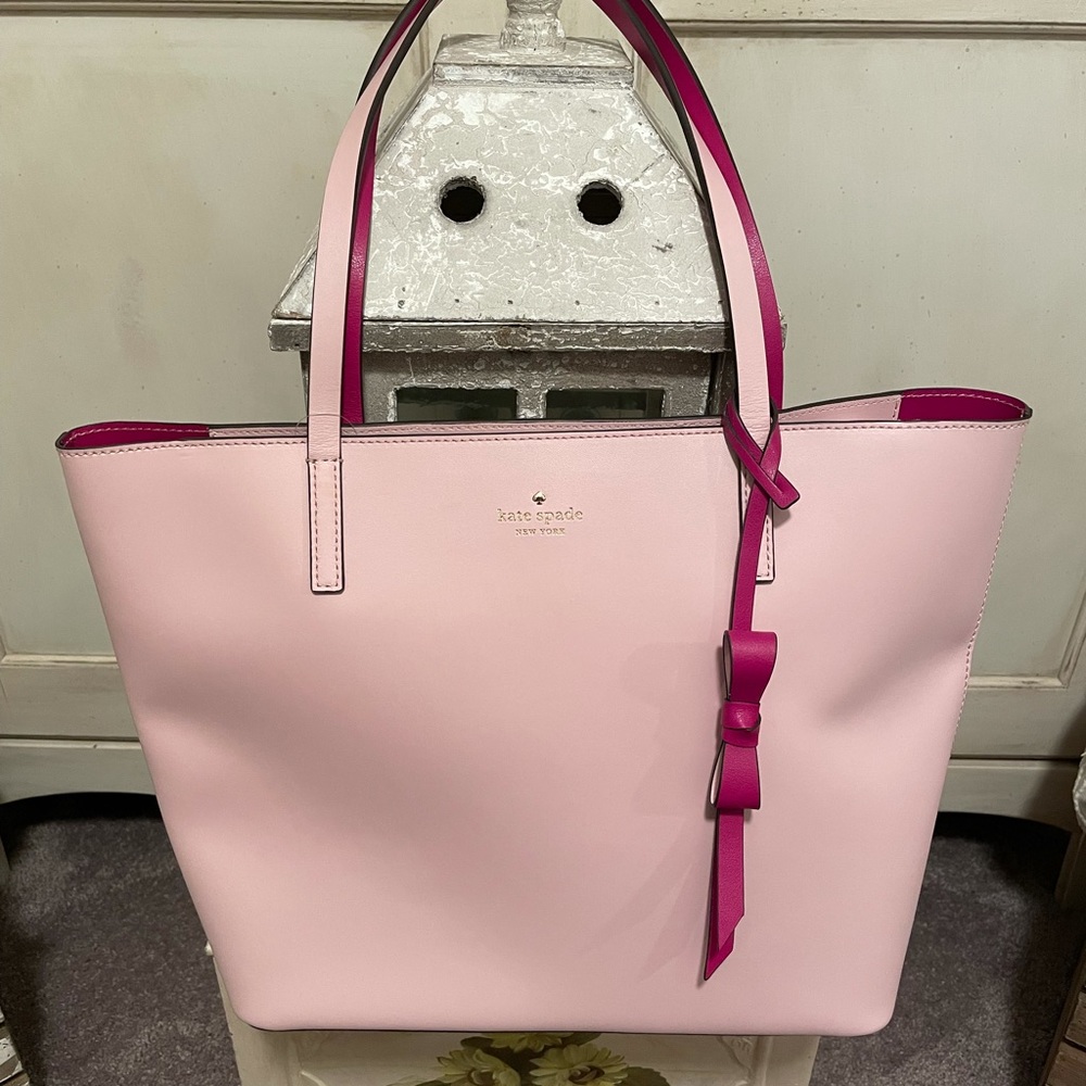 Beautiful tote, hot pink on the inside… great size for a laptop